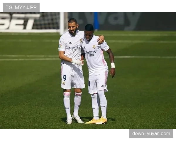 特写：维尼修斯底线突破后精准倒三角，助本泽马推射破门